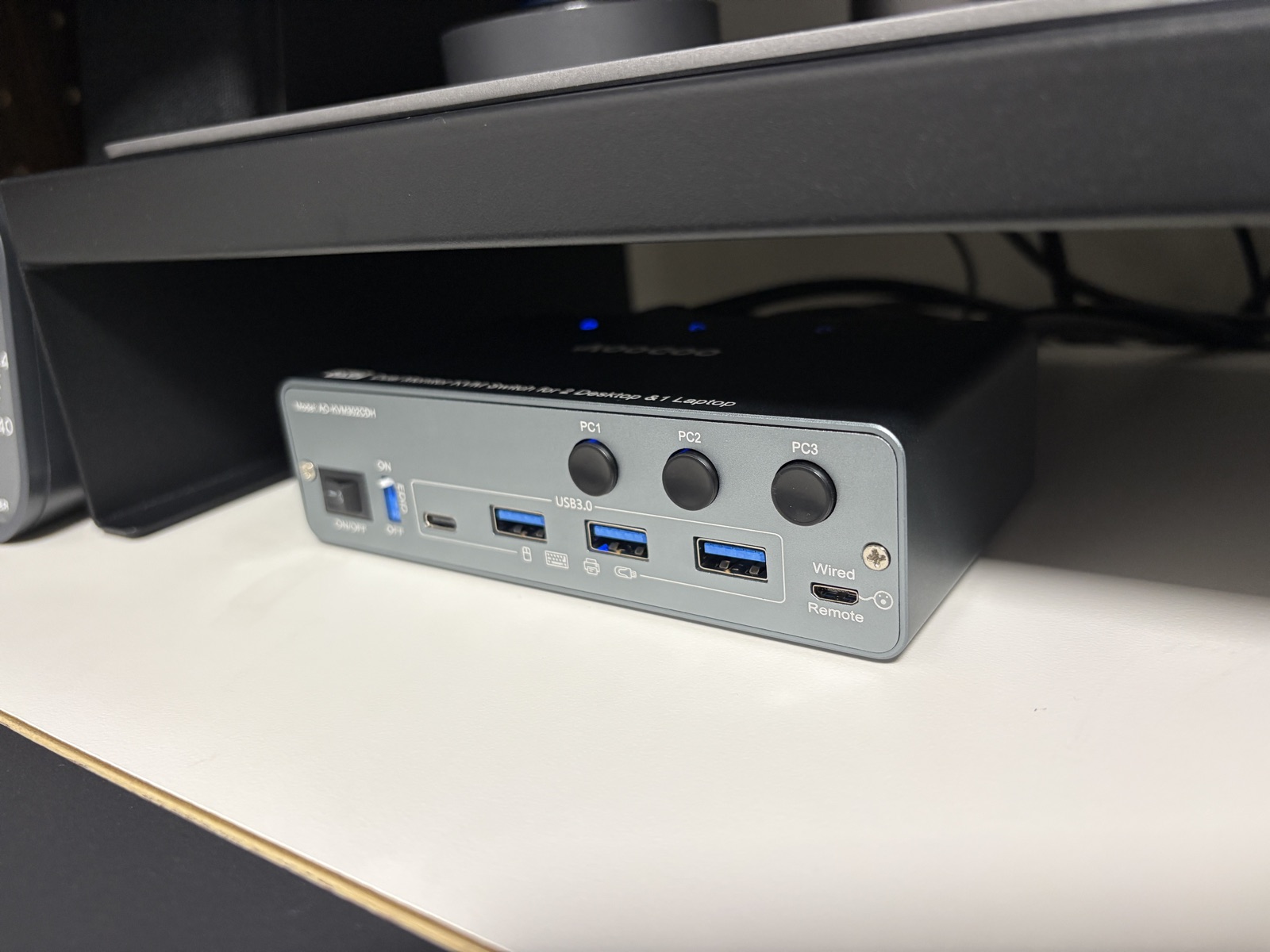 使用中のKVMスイッチの前面：EDID ON/OFFの物理スイッチ、PC1〜PC3の切替ボタン、USB3.0ポート×3、有線リモコン端子