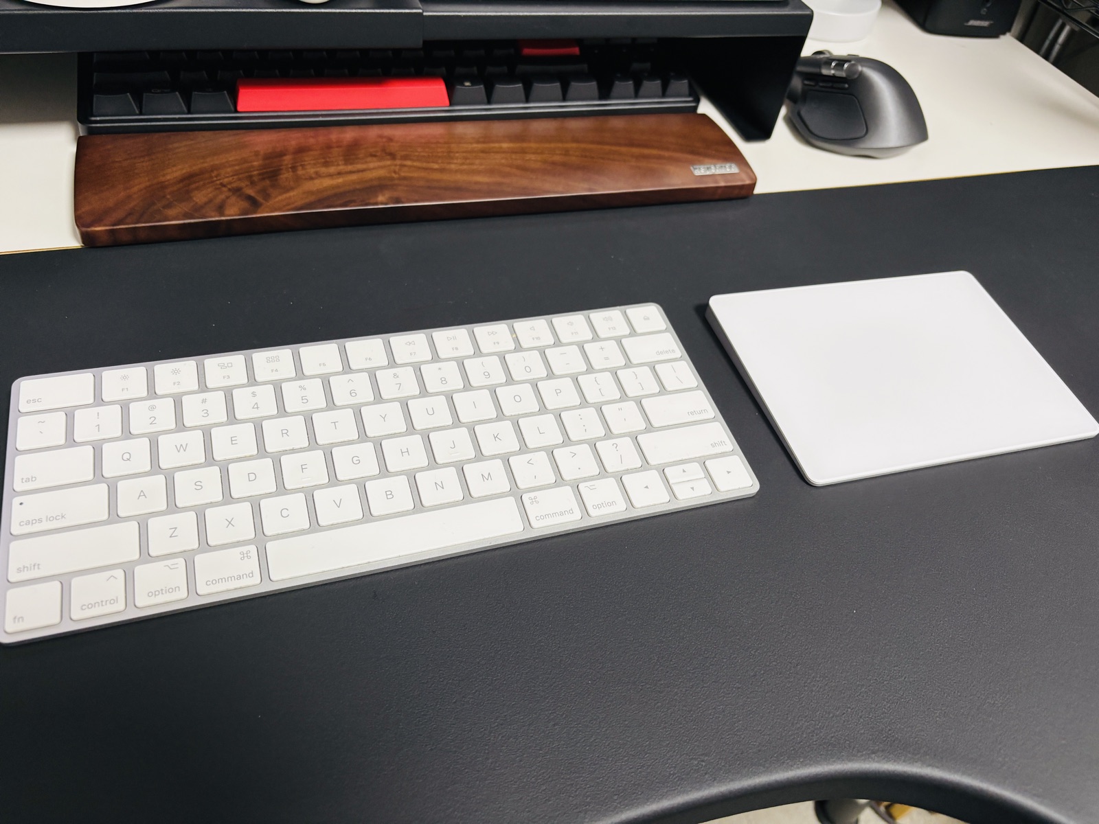 Apple Magic Keyboard（US配列）とMagic Trackpad。奥にWindows用のKeychronとMX Master